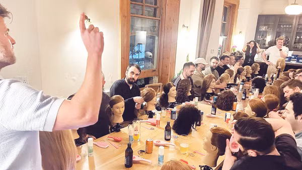 Các ông bố say mê và vô cùng nghiêm túc với việc… tết tóc.