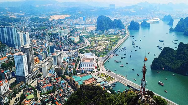 Xây dựng, phát triển Quảng Ninh là một tỉnh tiêu biểu của cả nước về mọi mặt; tỉnh kiểu mẫu giàu đẹp, văn minh, hiện đại. 