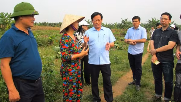 Lãnh đạo phường Hồng Hà giải đáp thắc mắc của người dân bị thu hồi đất tại hiện trường.