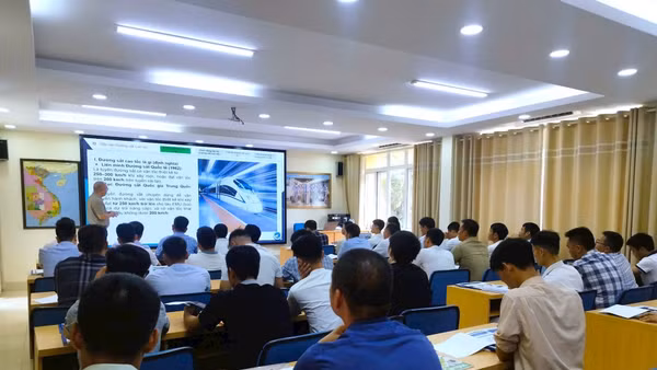 Lớp học nâng cao trình độ về đường sắt tốc độ cao ngành Thi công và Bảo dưỡng công trình.