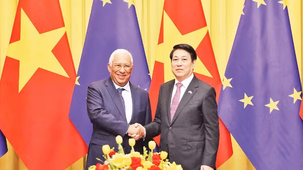 Chủ tịch nước Lương Cường và Chủ tịch Hội đồng châu Âu Antonio Costa dự hội đàm. (Ảnh TTXVN)