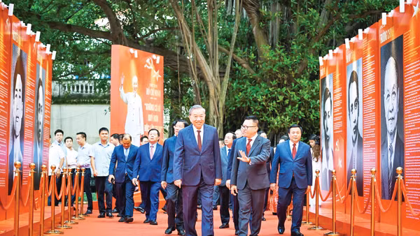 Tổng Bí thư Tô Lâm cùng các đồng chí lãnh đạo Đảng, Nhà nước tới dự Lễ ra mắt Trang thông tin điện tử chuyên đề Đảng Cộng sản Việt Nam-Đại hội XIV tại Báo Nhân Dân. (Ảnh Thành Đạt)