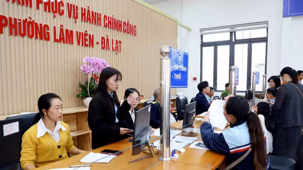 Người dân thực hiện thủ tục hành chính tại Trung tâm phục vụ hành chính công phường Lâm Viên - Đà Lạt.