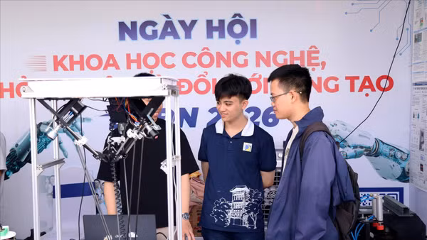 Giới thiệu sản phẩm tại Ngày hội Khoa học công nghệ và đổi mới sáng tạo Đại học Bách khoa Đà Nẵng 2026. Ảnh: Khoa Trương