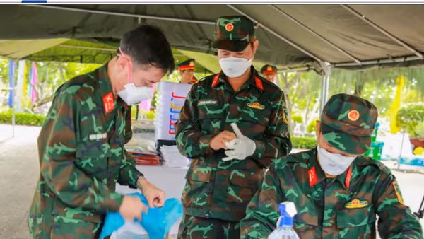 Công tác lấy mẫu được thực hiện khẩn trương. Ảnh: THU HOÀI