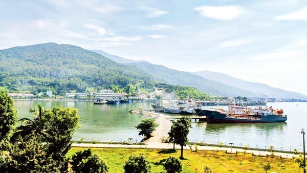 Đây sông núi, biển trời Việt Nam.