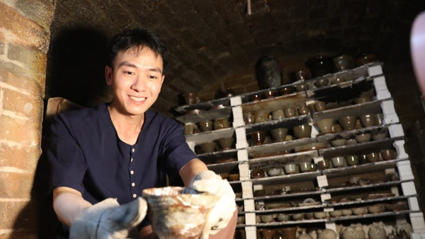 Niềm vui với thành quả sáng tạo như làm bừng sáng gương mặt của nghệ nhân gốm trẻ ở làng nghề truyền thống Phù Lãng, tỉnh Bắc Ninh. (Ảnh Minh Lê)