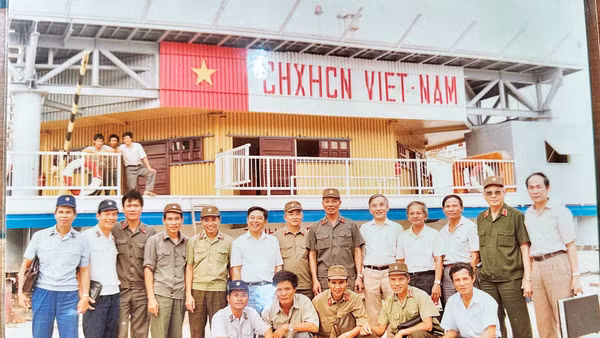Đại tá Nguyễn Quý (thứ 5 từ trái sang) và các kỹ sư, chuyên gia thực hiện công trình phần trên của Nhà giàn DK1. (Ảnh NVCC)