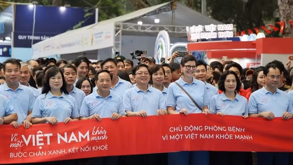 Các đồng chí Lãnh đạo và hàng nghìn người dân cùng hưởng ứng đi bộ trên phố Trần Nhân Tông, trước khu vực Công viên Thống Nhất. - Ảnh: VGP/Mai Anh 