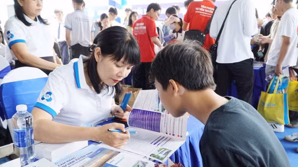 Ngày hội tư vấn tuyển sinh - hướng nghiệp năm 2026 tại Thành phố Hồ Chí Minh thu hút đông đảo sự tham gia của học sinh. (Ảnh TTXVN)