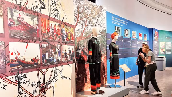 Hai bộ trang phục mới của đồng bào người Chứt nổi bật tại Không gian trưng bày. (Ảnh An Trung)