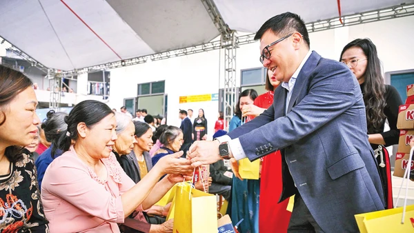 Đồng chí Lê Quốc Minh trao quà cho gia đình chính sách, người nghèo tại xã Kim Phượng (Thái Nguyên).