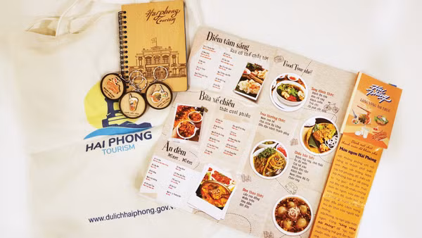 Bộ quà tặng xinh xắn mà Sở Du lịch Hải Phòng chuẩn bị để tặng cho du khách trong một “food tour”. (Nguồn TTXVN)