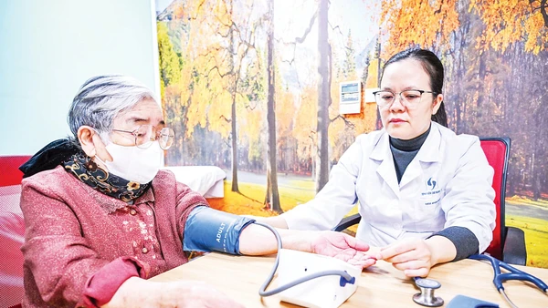 Khám sức khỏe định kỳ cho người dân, sàng lọc sớm bệnh giúp giảm chi phí điều trị. (Ảnh Thành Đạt)