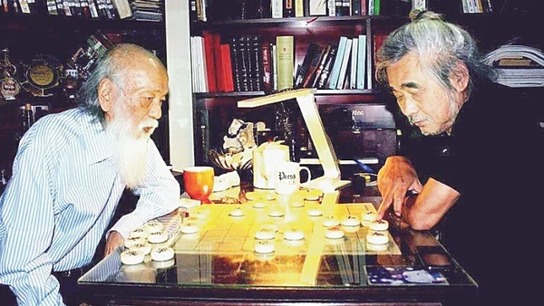 Giáo sư Văn Như Cương đánh cờ với dịch giả Đoàn Tử Huyến (phải). Ảnh | Tư liệu