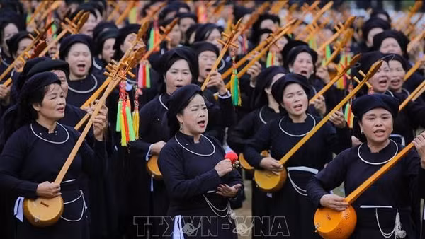 Các nghệ sĩ cùng người dân tham gia trình diễn hát then, đàn tính. Ảnh tư liệu: Chu Hiệu/TTXVN