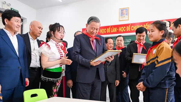 Tổng Bí thư Tô Lâm thăm các em học sinh Trường phổ thông nội trú liên cấp Si Pa Phìn (Điện Biên). (Ảnh Thành Đạt)