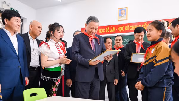 Tổng Bí thư Tô Lâm thăm các em học sinh Trường phổ thông nội trú liên cấp Si Pa Phìn (Điện Biên). (Ảnh Thành Đạt)