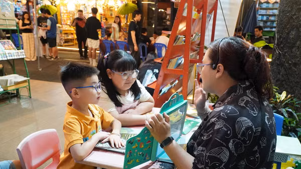 Nhiều bạn nhỏ hào hứng trải nghiệm không gian tương tác cùng sách tại “Ngày hội sách và văn hóa đêm”.