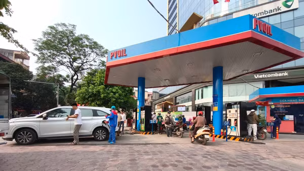 Cửa hàng thí điểm kinh doanh xăng E10 tại phố Nghĩa Tân (Hà Nội) của Tổng công ty Dầu Việt Nam (PVOIL) đã thực hiện cung cấp xăng E10 từ tháng 8/2025. (Ảnh: Nguyễn Hùng) 
