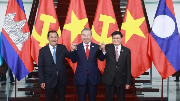 Các nhà lãnh đạo Việt Nam, Lào và Campuchia chụp ảnh chung vào tháng 2/2025. (Ảnh TTXVN)