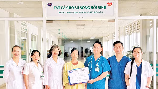 Món quà từ tập thể Tàu KT-709 không chỉ mang giá trị vật chất giúp gia đình trang trải một phần kinh phí mà còn là nguồn động viên tinh thần to lớn. Ảnh: Hải Ninh