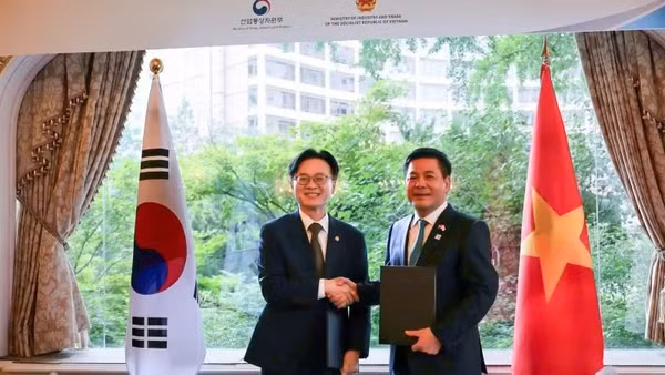 Bộ trưởng Nguyễn Hồng Diên và ông Kim Jung Kwan, Bộ trưởng Thương mại, Công nghiệp và Năng lượng Hàn Quốc (MOTIE). 