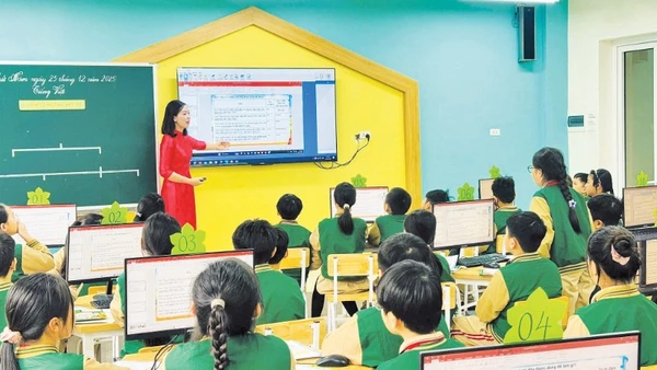 Các tiết học của học sinh tiểu học từ lâu đã được tiếp cận với công nghệ, bảo đảm đầy đủ cơ sở để đưa AI vào giảng dạy. (Ảnh Trường tiểu học Long Biên, Hà Nội)