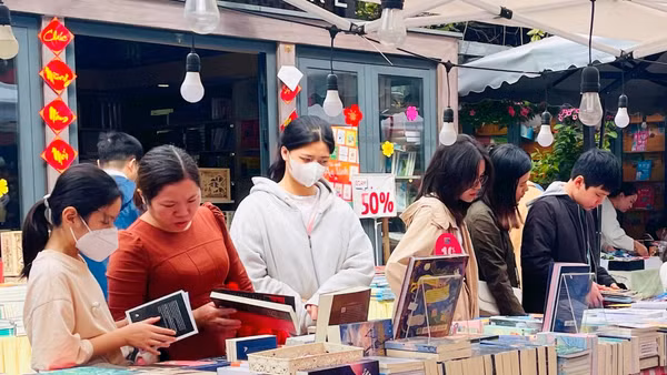 Việc ứng dụng AI trong sáng tác văn chương giúp các tác giả có nhiều tài liệu tham khảo, nghiên cứu, gợi mở sáng tạo để nâng tầm tác phẩm. (Ảnh THỤY DU)