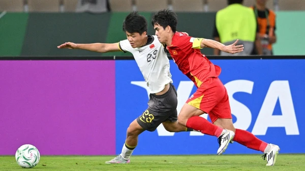 Dù thất bại ở trận bán kết, Khuất Văn Khang (bên phải) và Đội tuyển U23 Việt Nam vẫn cho thấy tiềm năng phát triển.