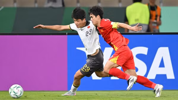 Dù thất bại ở trận bán kết, Khuất Văn Khang (bên phải) và Đội tuyển U23 Việt Nam vẫn cho thấy tiềm năng phát triển.