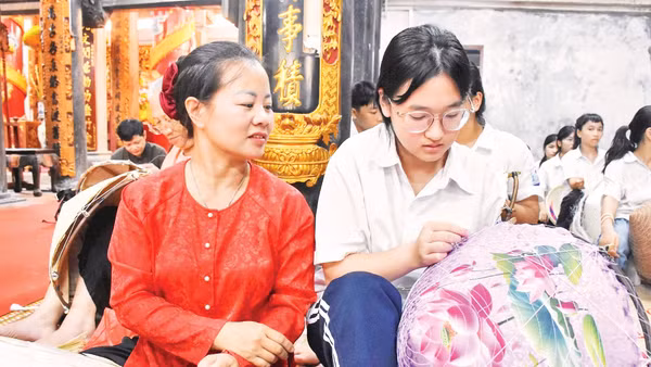 Truyền dạy nghề làm nón lá tại Trung tâm Học tập cộng đồng xã Thanh Oai. Ảnh: Thảo Phạm
