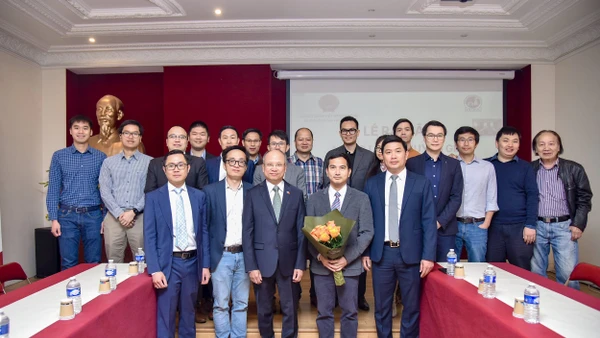 TS Phan Quang Anh (thứ ba, từ phải sang) tham dự Lễ ra mắt VietNuc tại Đại sứ quán Việt Nam ở Pháp, năm 2025. (Ảnh Minh Duy)