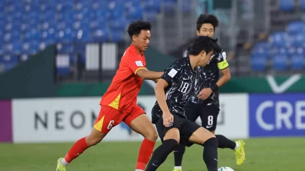 Nguyễn Thái Sơn (trái) gặp chấn thương sau khi thi đấu xuất sắc tại Giải vô địch U23 châu Á.