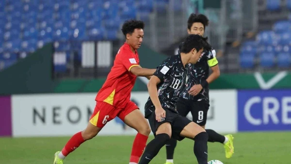 Nguyễn Thái Sơn (trái) gặp chấn thương sau khi thi đấu xuất sắc tại Giải vô địch U23 châu Á.