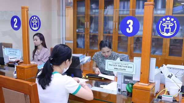 Vận hành chính quyền địa phương 2 cấp tại Trung tâm hành chính công Thành phố Hà Nội. (Ảnh TTXVN)