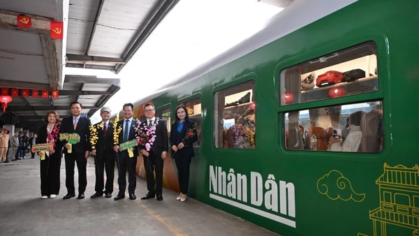 “Chuyến tàu Hạnh phúc” chính thức xuất phát từ Ga Hà Nội vào sáng 2/2. (Ảnh Thành Đạt)