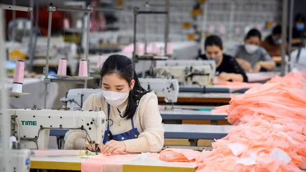 Ngay sau Tết, ở hầu hết các cơ quan, doanh nghiệp trên khắp cả nước, người lao động đều đã nhanh chóng trở lại nhịp độ công việc bình thường. (Ảnh Thành Đạt)