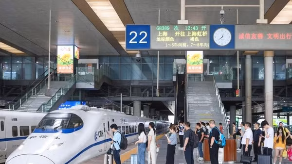 Hành khách xếp hàng lên chuyến tàu G8389 tại nhà ga ở thành phố Nam Kinh (Trung Quốc). (Ảnh Tân Hoa xã)