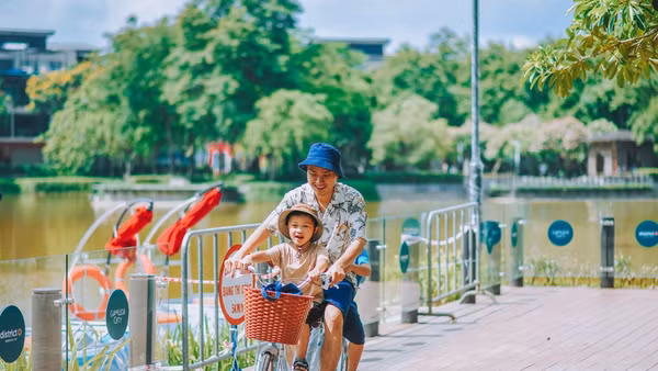 Nếu để ý quan sát một chút, cha mẹ sẽ thấy rằng cơ hội để con trải nghiệm ở khắp mọi nơi. Ảnh: Trang Nguyễn