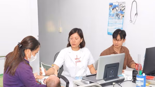 Khám, sàng lọc bệnh lý tim mạch miễn phí cho trẻ em tại Trạm Y tế xã Giao Hoà. 