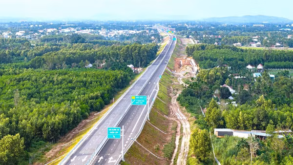 Dự án cao tốc bắc - nam đoạn Quảng Ngãi - Hoài Nhơn đang được chủ đầu tư và các nhà thầu gấp rút hoàn thiện, quyết tâm đưa vào khai thác trước Tết Nguyên đán 2026. (Nguồn ảnh BQLDA II - Bộ Xây dựng)