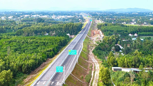Dự án cao tốc bắc - nam đoạn Quảng Ngãi - Hoài Nhơn đang được chủ đầu tư và các nhà thầu gấp rút hoàn thiện, quyết tâm đưa vào khai thác trước Tết Nguyên đán 2026. (Nguồn ảnh BQLDA II - Bộ Xây dựng)