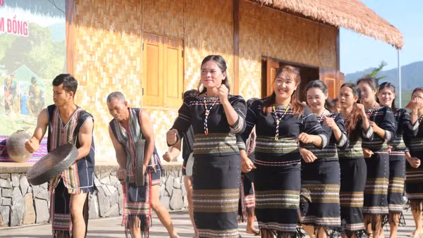 Biểu diễn cồng chiêng - xoang Mơ Nông ở xã Đam Rông 4 (Lâm Đồng).