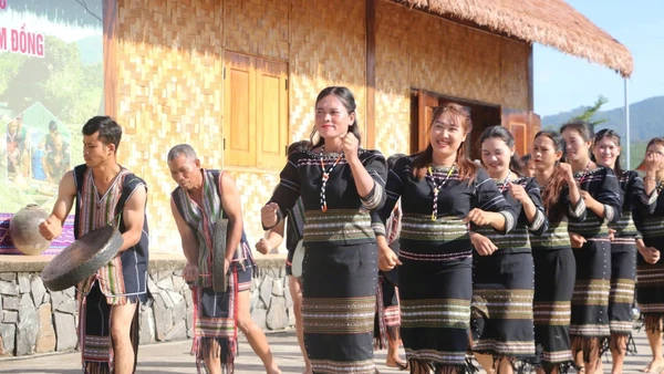 Biểu diễn cồng chiêng - xoang Mơ Nông ở xã Đam Rông 4 (Lâm Đồng).