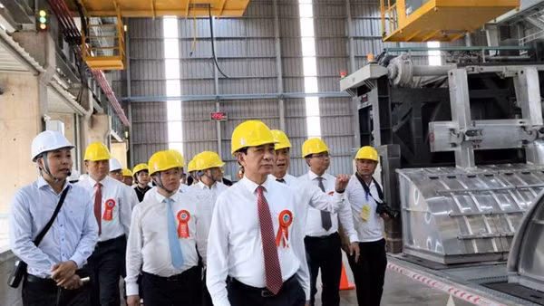Đại tướng Phan Văn Giang và các đại biểu tham quan xưởng điện phân nhôm tại Nhà máy Điện phân Nhôm Đắk Nông.