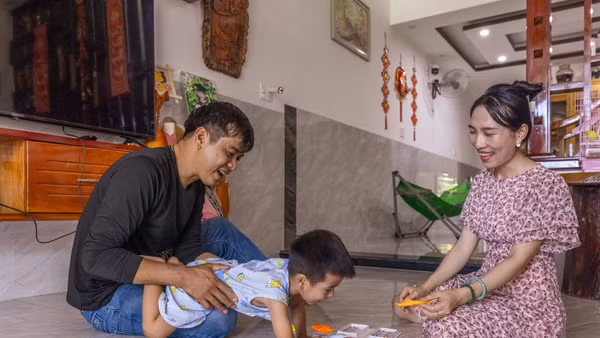 Bên cạnh gia đình luôn là khoảng thời gian chất lượng để vun trồng một thế hệ hạnh phúc. Ảnh: UNICEF Việt Nam