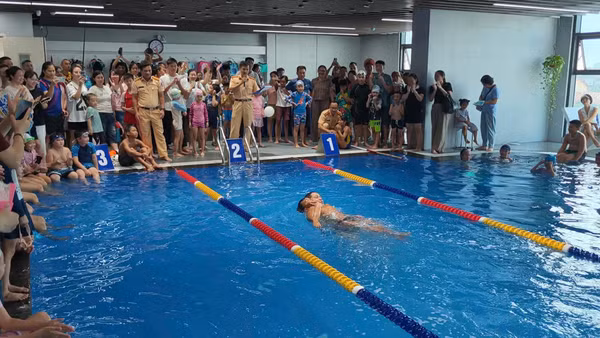 Lực lượng Cảnh sát đường thủy trực tiếp phổ biến kiến thức, kỹ năng bảo đảm an toàn dưới nước tại Bể bơi Eden Garden. 