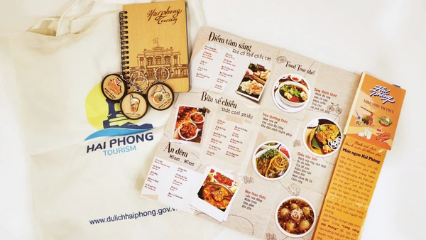 Bộ quà tặng xinh xắn mà Sở Du lịch Hải Phòng chuẩn bị để tặng cho du khách trong một “food tour”. (Nguồn TTXVN)