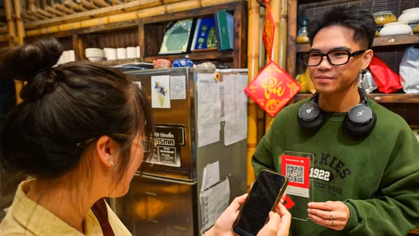 Phần lớn người trẻ lựa chọn các phương thức thanh toán không dùng tiền mặt. (Ảnh BẢO LONG)